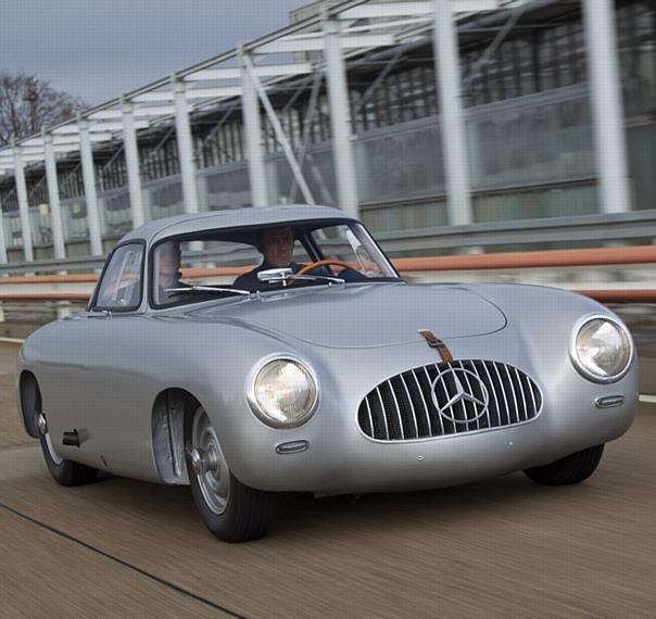 Mercedes-Benz Typ 300 SL (Baureihe W 194) aus dem Jahr 1952 mit der Chassisnummer 2 – der älteste existierende SL. Das Fahrzeug wurde 2011 im Mercedes-Benz Classic Center einer Komplettrestaurierung unterzogen.